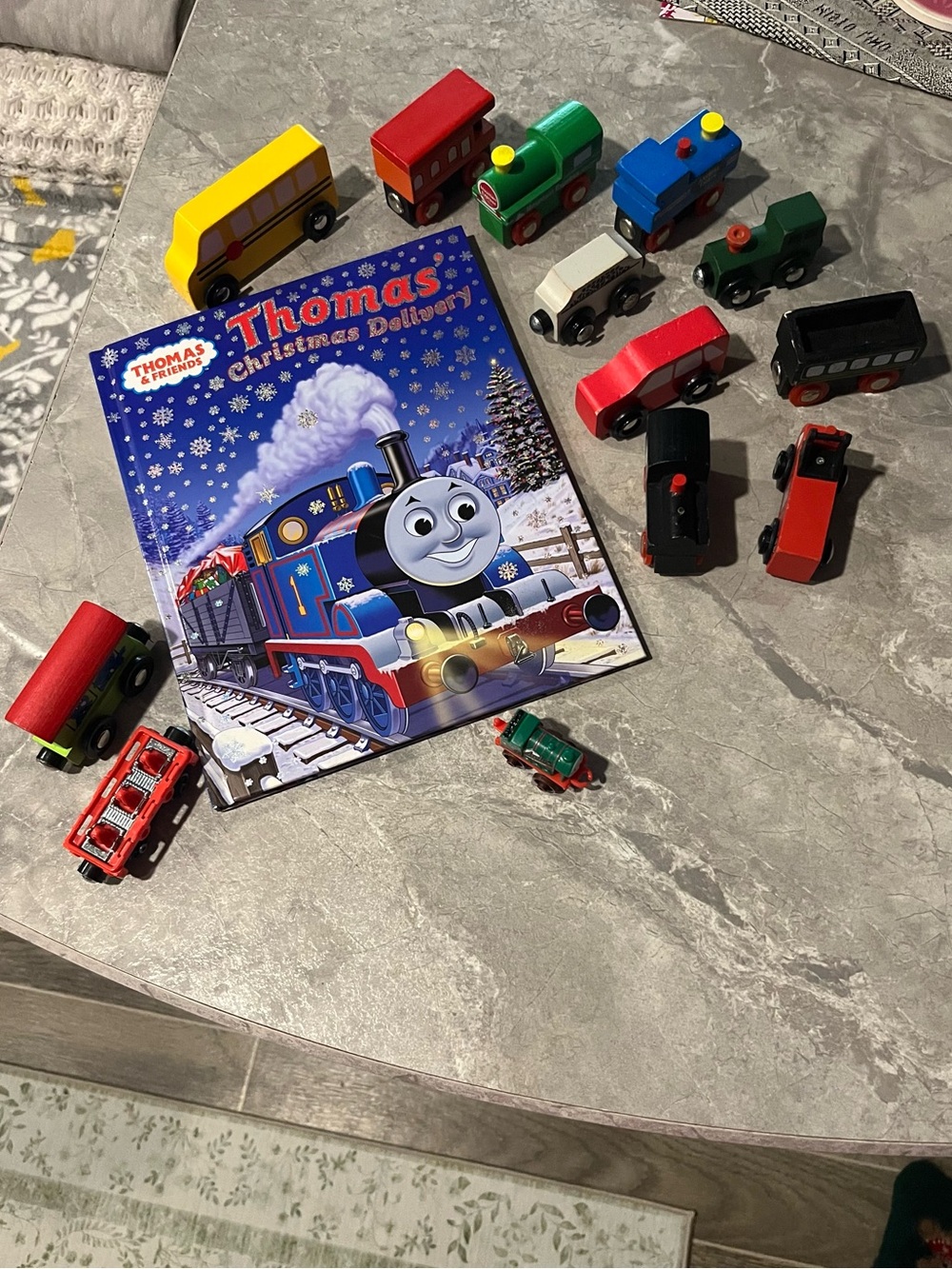 Thomas & Friends Book w/Assorted Train Set(14 pcs)